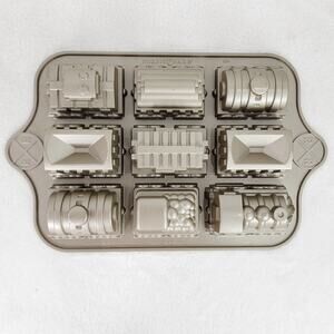 Nordic Ware Train Cake Pan Williams Sonoma Gold. 5 Cups. Made in the USA EUC